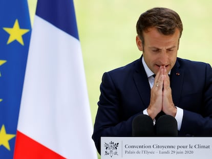 El presidente francés, Emmanuel Macron, lanza un discurso tras reunirse con líderes ecologistas para discutir propuestas medioambientales, este lunes en París.