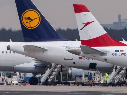 Aviones de Lufthansa y Austrian Airlines en el aeropuerto de Fráncfort.
