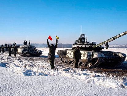 Fotograma de un vídeo difundido por el Ministerio de Defensa ruso en el que aparece una hilera de tanques del despliegue de Rusia en la franja occidental del país.