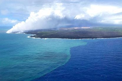 Brote de algas ocasionado por la llegada al mar de la lava del volcán Kilauea, en 2018.