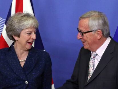 La primera ministra brit&aacute;nica, Theresa May, y el presidente de la Comisi&oacute;n Europea, Jean-Claude Juncker, en Bruselas.