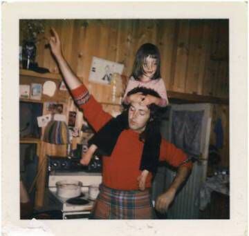 Paul lleva a hombros a su hija Mary, ambos fotografiados por Linda McCartney.