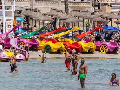 Turistas en la playa de Peguera, en el municipio mallorquín de Calvià.  