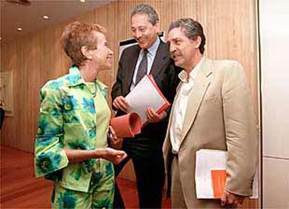 María Teresa Fernández de la Vega, Antonio Cuevas y Diego López Garrido, ayer, en el Congreso.