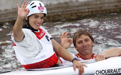 Chourraut y Etxaniz, que se lanz&oacute; al agua para festejar el bronce.