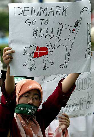 Una musulmana indonesia protesta ante la Embajada danesa en Yakarta.