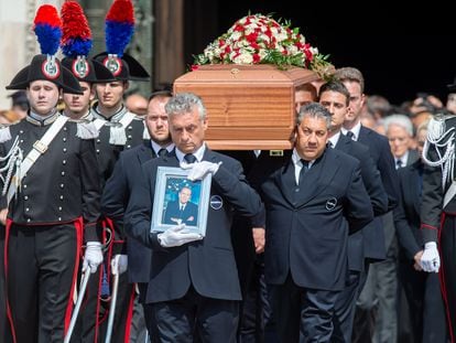Agentes de la policía italiana de gala portan el féretro del ex primer ministro Silvio Berlusconi a la salida del Duomo de Milán, este miércoles.