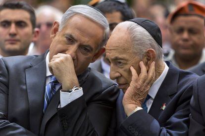 Simon Peres, junto al primer ministro de Israel, Benjam&iacute;n Netanyahu, el 15 de abril de 2013. 