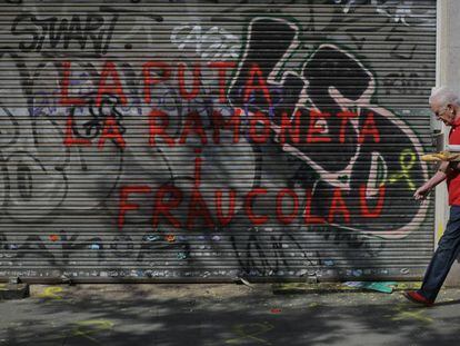Pintada en la persiana de la sede de Barcelona en Comú contra la alcaldesa Ada Colau