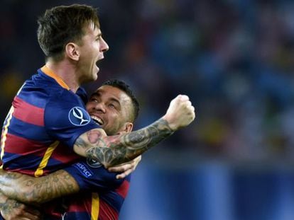 Messi celebra junto Alves el segundo gol del Barcelona frente al Sevilla.