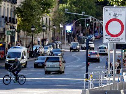 El contrato se licitó por 17.908 euros, sin concurrencia pública y daba dos meses de plazo para elaborar “la estrategia de reducción de emisiones de Madrid”; un tiempo y un presupuesto escaso, según varios expertos en movilidad