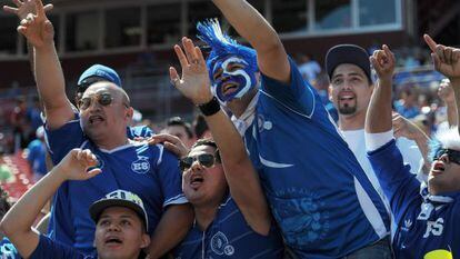 Seguidores de El Salvador animan en el duelo ante España.