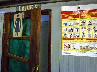Información sobre la prevención del ébola a la entrada de un baño de mujeres en el Aeropuerto Internacional de Goma, en la República Democrática del Congo.
30/09/2020