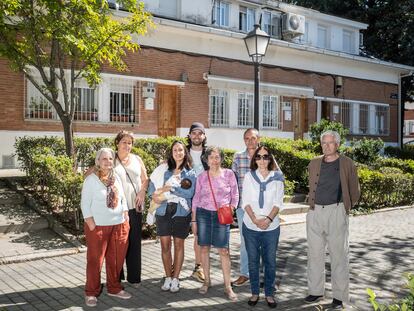 Vecinos de distintas generaciones en la colonia Mingorrubio de Madrid.