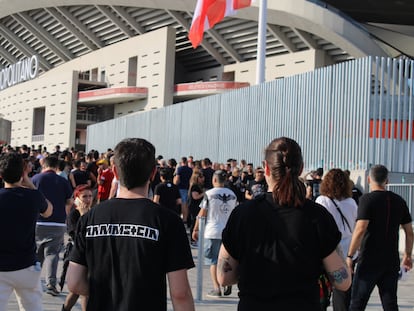 Unos asistentes a la entrada del concierto de Rammstein en Estadio Cívitas Metropolitano (Madrid) este viernes.