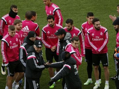 Los jugadores del Real Madrid rodean a Ancelotti.