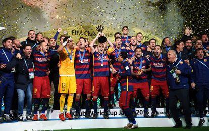 Iniesta levanta el tercer Mundial de Clubes del Barcelona.