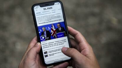 Un móvil con la aplicación de EL PAÍS.