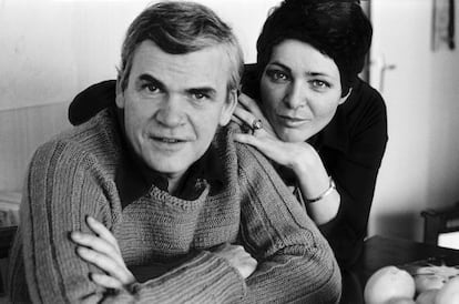 Milan Kundera y su esposa Vera en una de las últimas entrevistas que el novelista concedió.