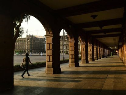 Una mujer camina por el centro histórico de Ciudad de México.