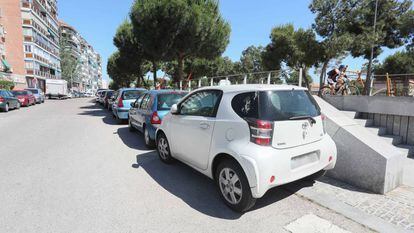 Coches mal aparcados a la altura del 222 de la avenida del Manzanares. 