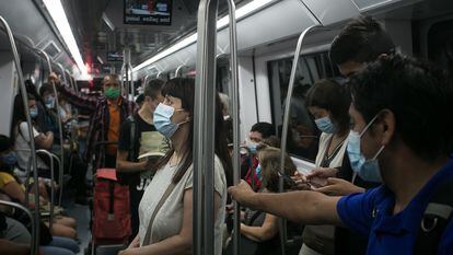 Viajeros en el metro de Barcelona el primer día laborable después de las vacaciones de verano.