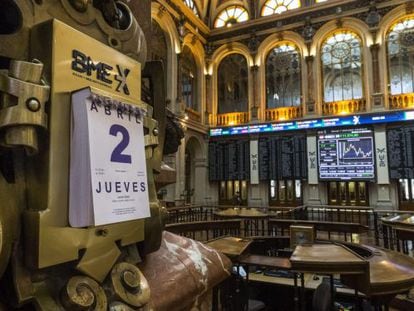 La Bolsa de Madrid y las pantallas que muestran las evoluci&oacute;n del Ibex