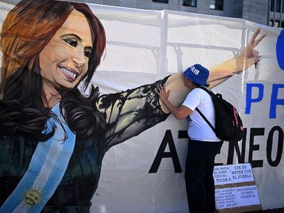 Una partidaria de la vicepresidenta, Cristina Fernández de Kirchner, este martes frente a los tribunales de Comodoro Py.
