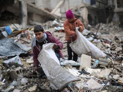 Ni&ntilde;os sirios recolectando madera en el suburbio de Zamalka, Damasco
 