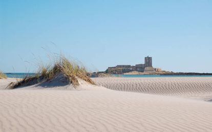 Con la bajamar se puede acceder al castillo de Sancti Petri, erigido en un islote rocoso frente a la Punta del Boquerón (San Fernando, Cádiz).