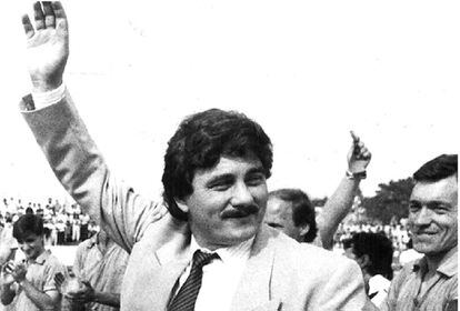 Sito Miñanco saluda a la afición como presidente del Cambados, en una imagen de 1990.