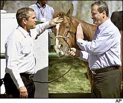 Los presidentes Bush y Fox, tras la reunión celebrada ayer en el rancho del segundo, en San Cristóbal, México.