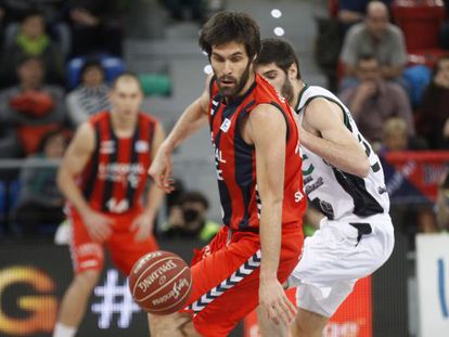 San Emeterio pierde un balón ante Álex Barrera.