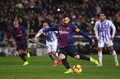 Lionel Messi marca de penalty cometido a Piqué, el primer tanto del partido.