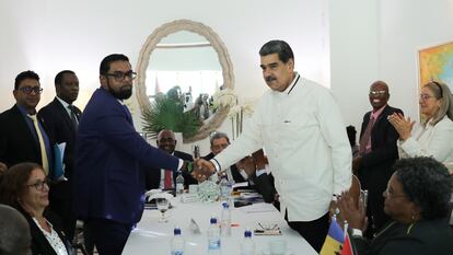 Maduro estrecha la mano del presidente de Guyana, Irfaan Ali, este jueves.