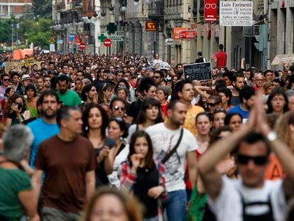 Los indignados del 15-M bajan por la calle de la Paz de Valencia para volver a la plaza del Ayuntamiento.