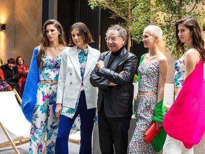 Roberto Verino posa junto a las modelos en la presentación de su colección primavera-verano 2022 en el hotel Rosewood Villa Magna, en Madrid.