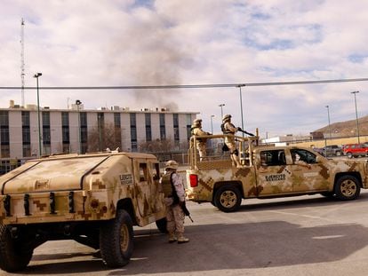Elementos del ejército mexicano afuera del Cereso #3 de Ciudad Juárez (Chihuahua), este domingo 1 de enero.