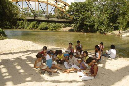 Ni&ntilde;os y adolescentes de Aracataca leen a Garc&iacute;a M&aacute;rquez junto al r&iacute;o, contiguo a la m&iacute;tica f&aacute;brica del hielo