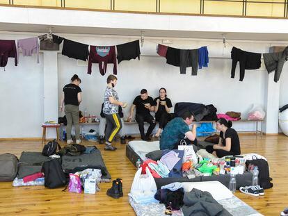 Ucranios que han huido de sus hogares, acogidos en un gimnasio de la ciudad de Lviv, al oeste del país, el miércoles.