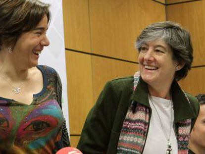La portavoz parlamentaria de EH Bildu Laura Mintegi, en el centro, acompa&ntilde;ada de sus compa&ntilde;eros de coalici&oacute;n Leire Pinedo y Dani Maeztu, en Bilbao. 