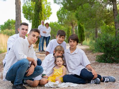 Ivet (7 años) padece una enfermedad rara. En la imagen, la pequeña posa con sus cinco hermanos.