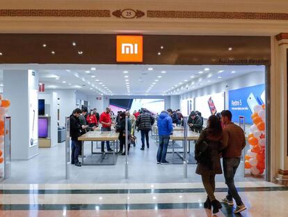 Una pareja entra en una tienda de Xiaomi en Barcelona.