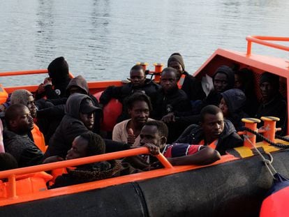 Migrantes rescatados de una patera en el mar de Alborán llegan a Melilla.
