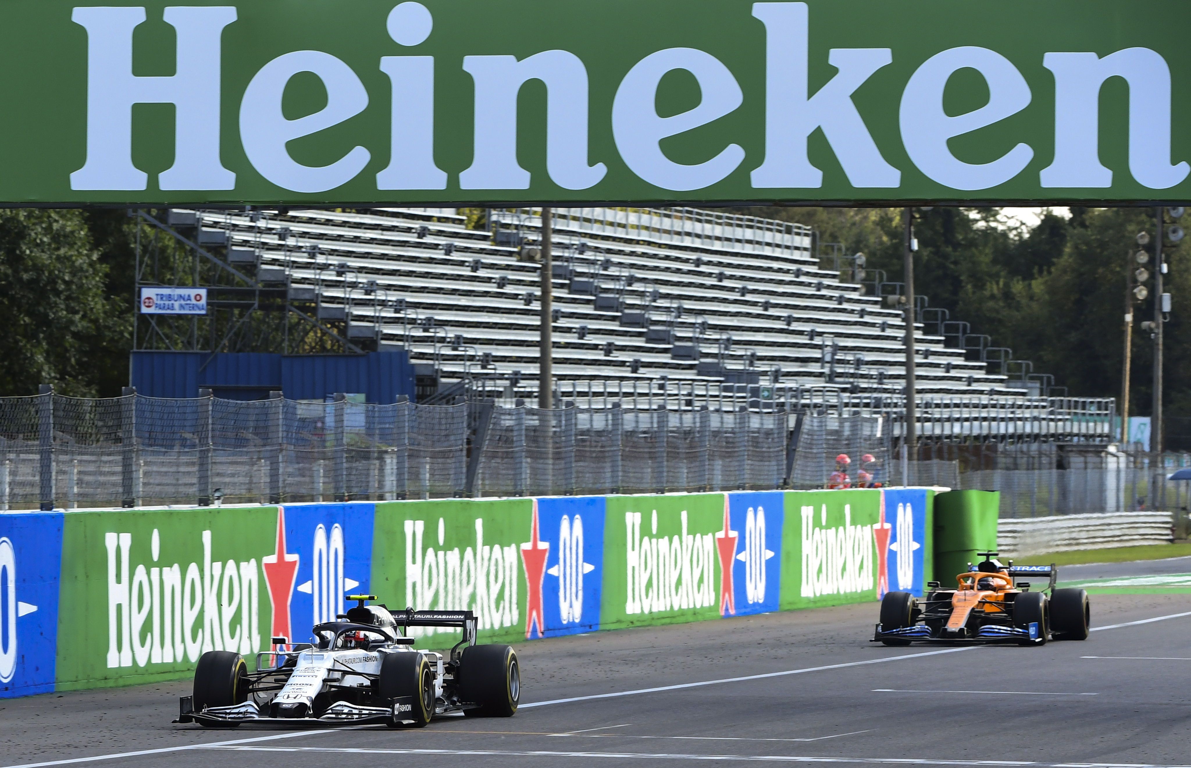 Pierre Gasly (izquierda) y Carlos Sainz llegan este domingo a la meta en el Gran Premio de Italia disputado en el circuito de Monza.