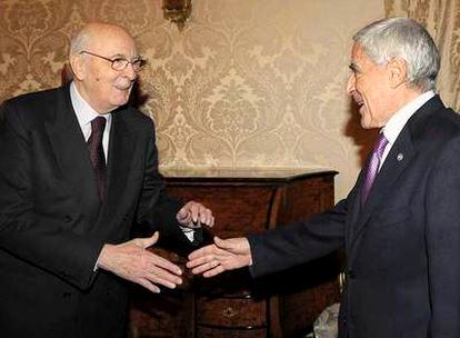 El presidente de Italia, Giorgio Napolitano (izquierda), saluda al  del Senado, Franco Marini, ayer en Roma.