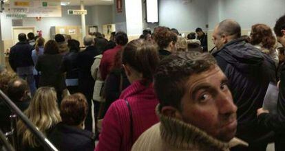 Cola de parados en una oficina del SAE de Huelva.
