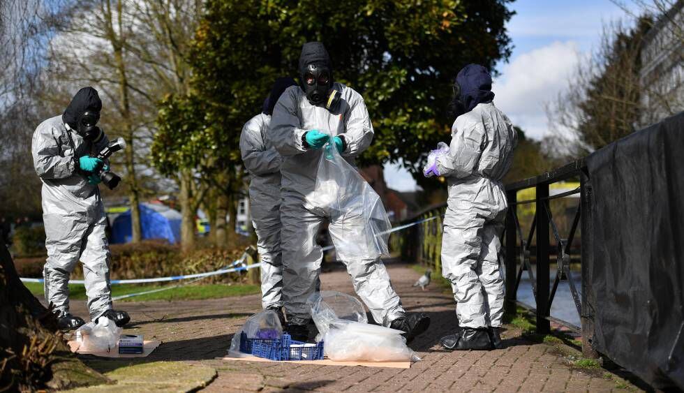 Policías británicos recogían unas muestras tras el envenenamiento de Serguéi y Yulia Skripal, en marzo de 2018 en Salisbury.