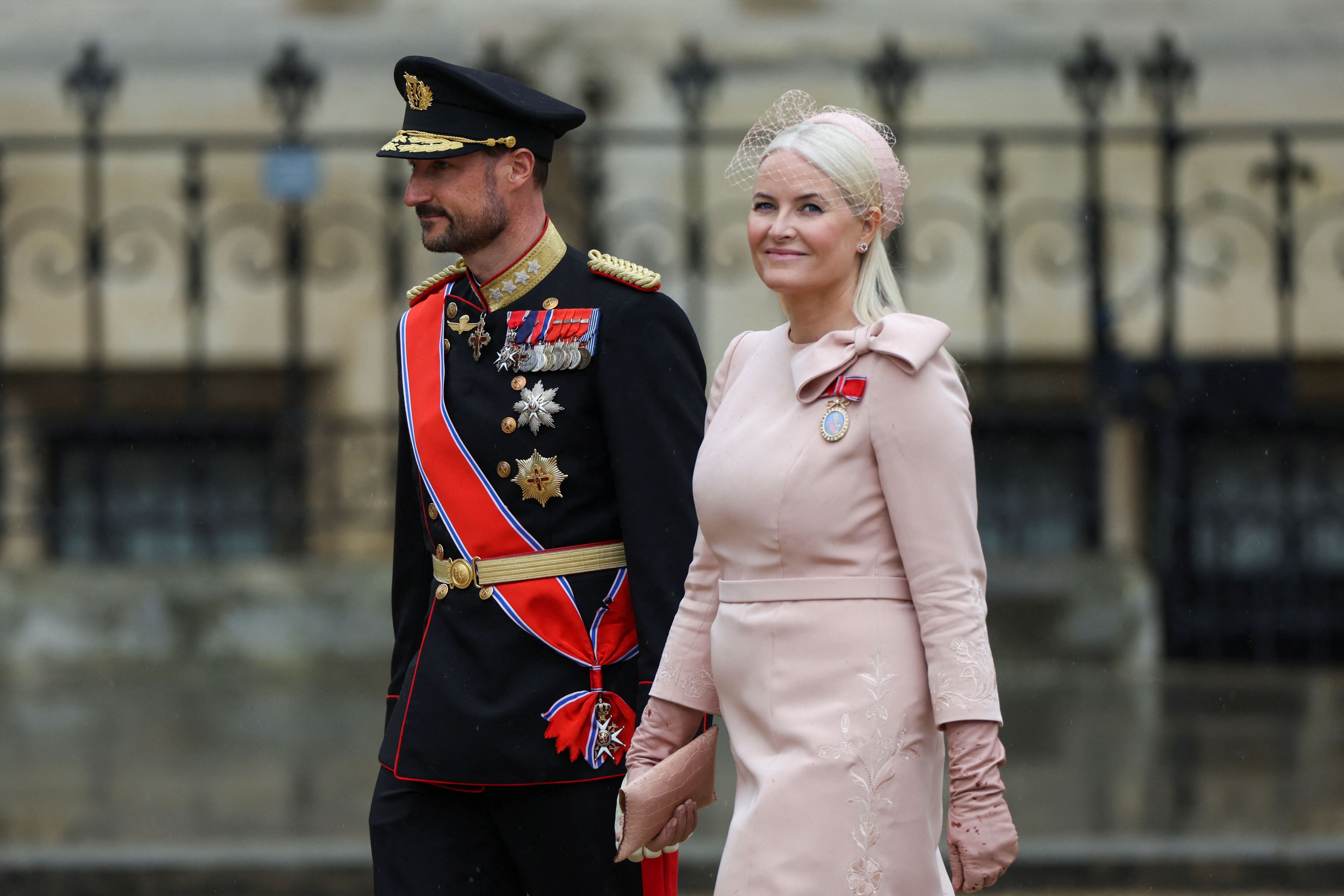 El príncipe Haakon de Noruega junto a su mujer, la princesa Mette-Marit, en la coronación de Carlos III, el pasado 6 de mayo de 2023. 