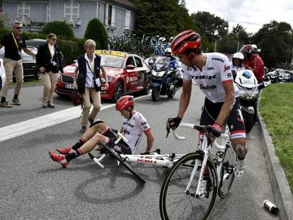 Contador vuelve a subirse a la bicicleta mientras su comapa&ntilde;ero Gogl, ca&iacute;do con &eacute;l, se duele en el asfalto.